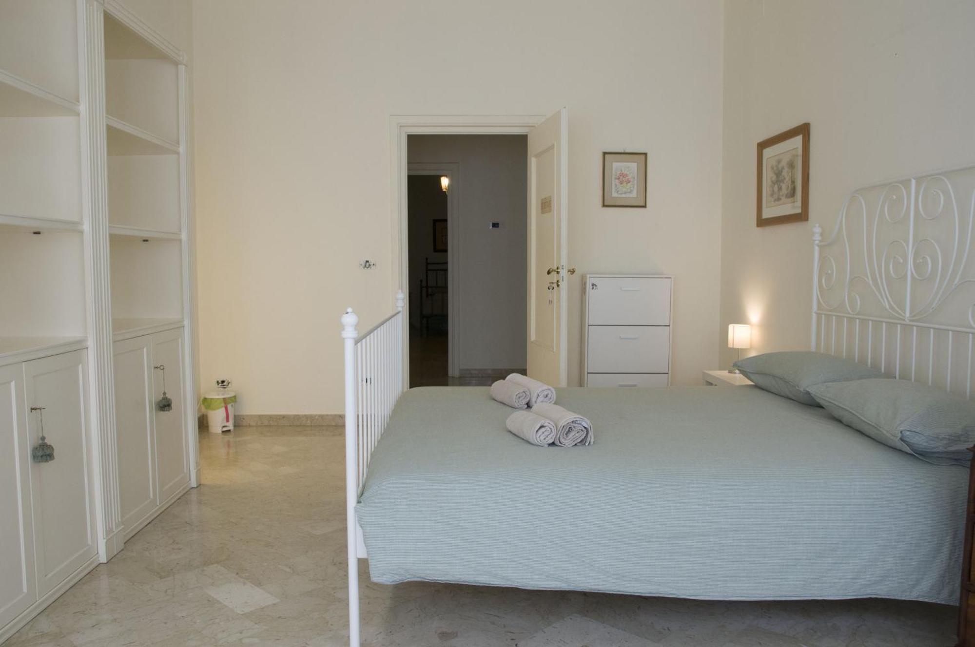 Camera Matrimoniale con Bagno in Comune